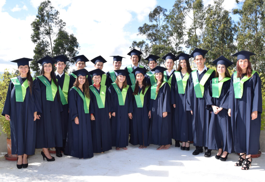 Primera promoción de graduados bachilleres de liceo campo verde en el año 2016